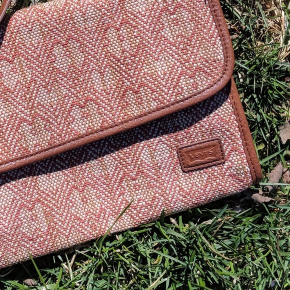 Levi's Crossbody - Picture 2 of 6